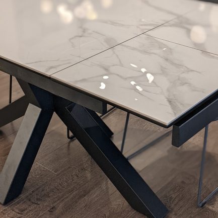 Avigno 55-70" Extendable Table