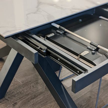 Avigno 55-70" Extendable Table